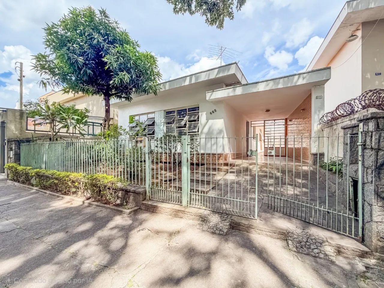Casa para venda em Lapa com 6 quartos, sendo 2 suítes, 132m²