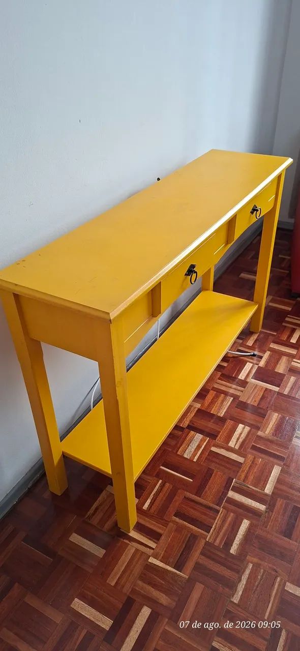Aparador retrô amarelo 