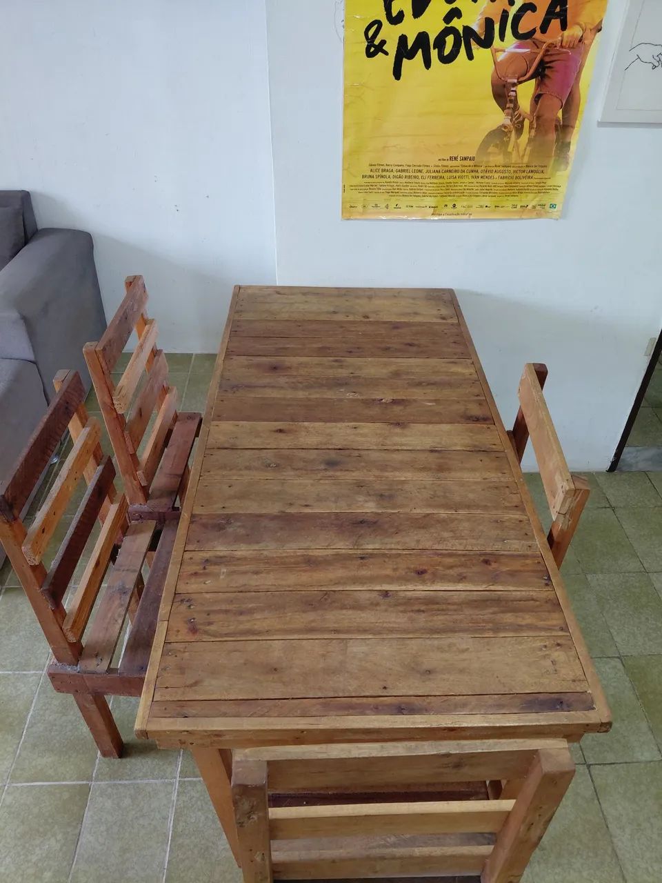 Mesa de madeira c/ 4 cadeiras