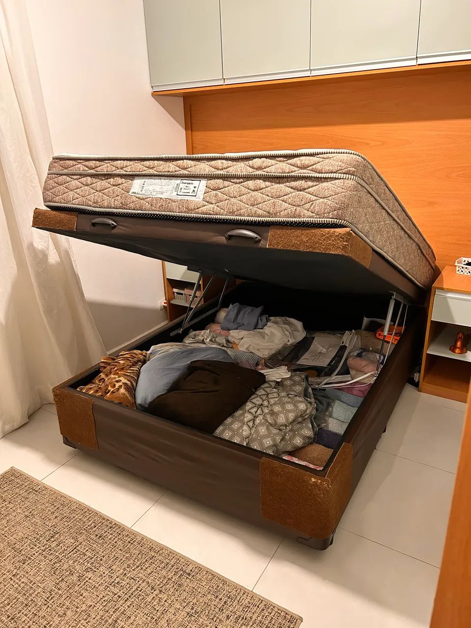 Colchão e cama de casal com baú