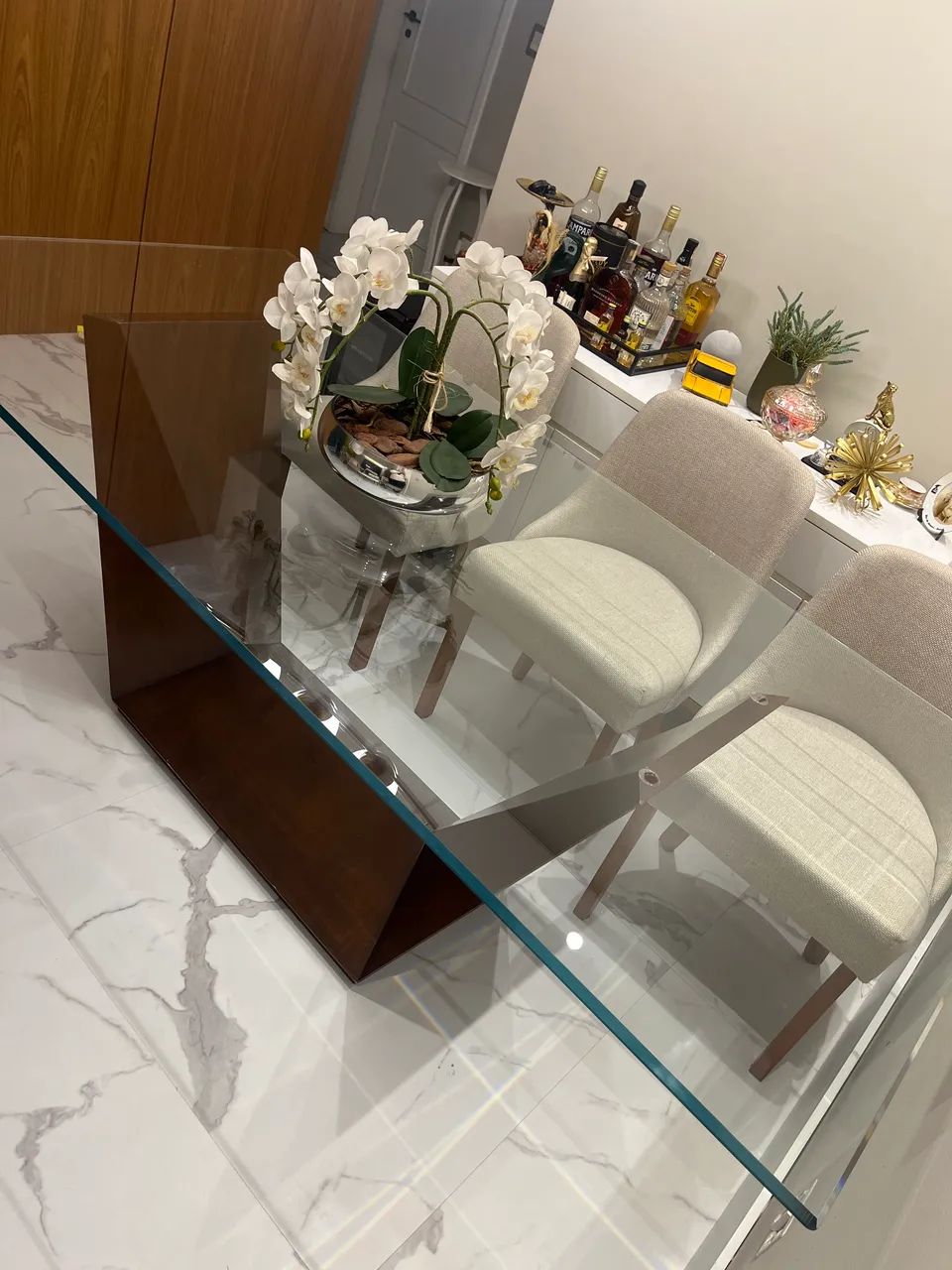 Mesa de vidro com pés em madeira  - Foto 2