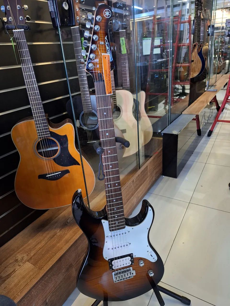 Guitarra Yamaha Pacific 121VFM