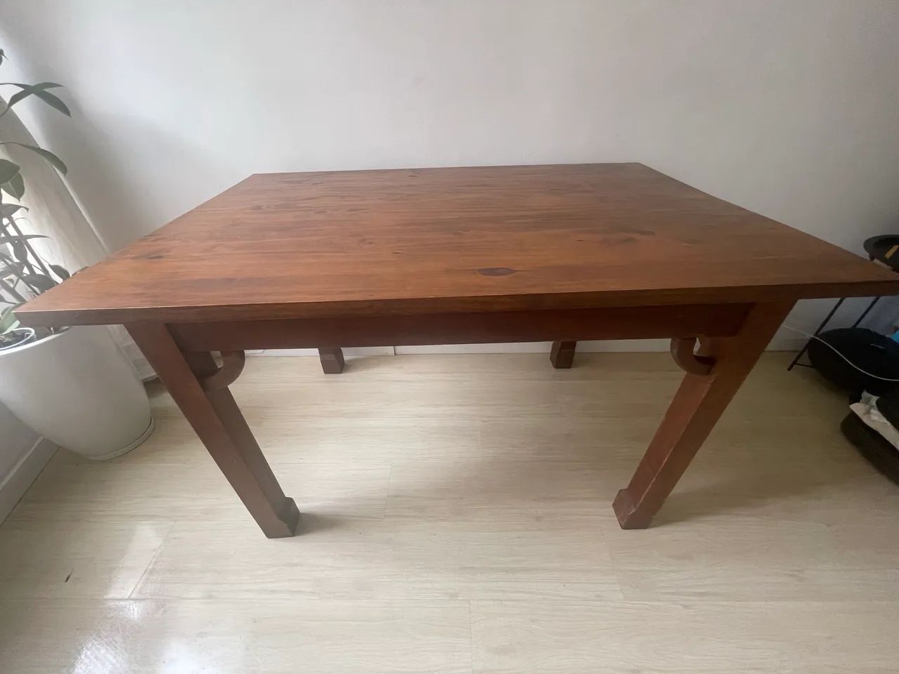 Mesa em madeira com 04 cadeiras em tecidos - Foto 2