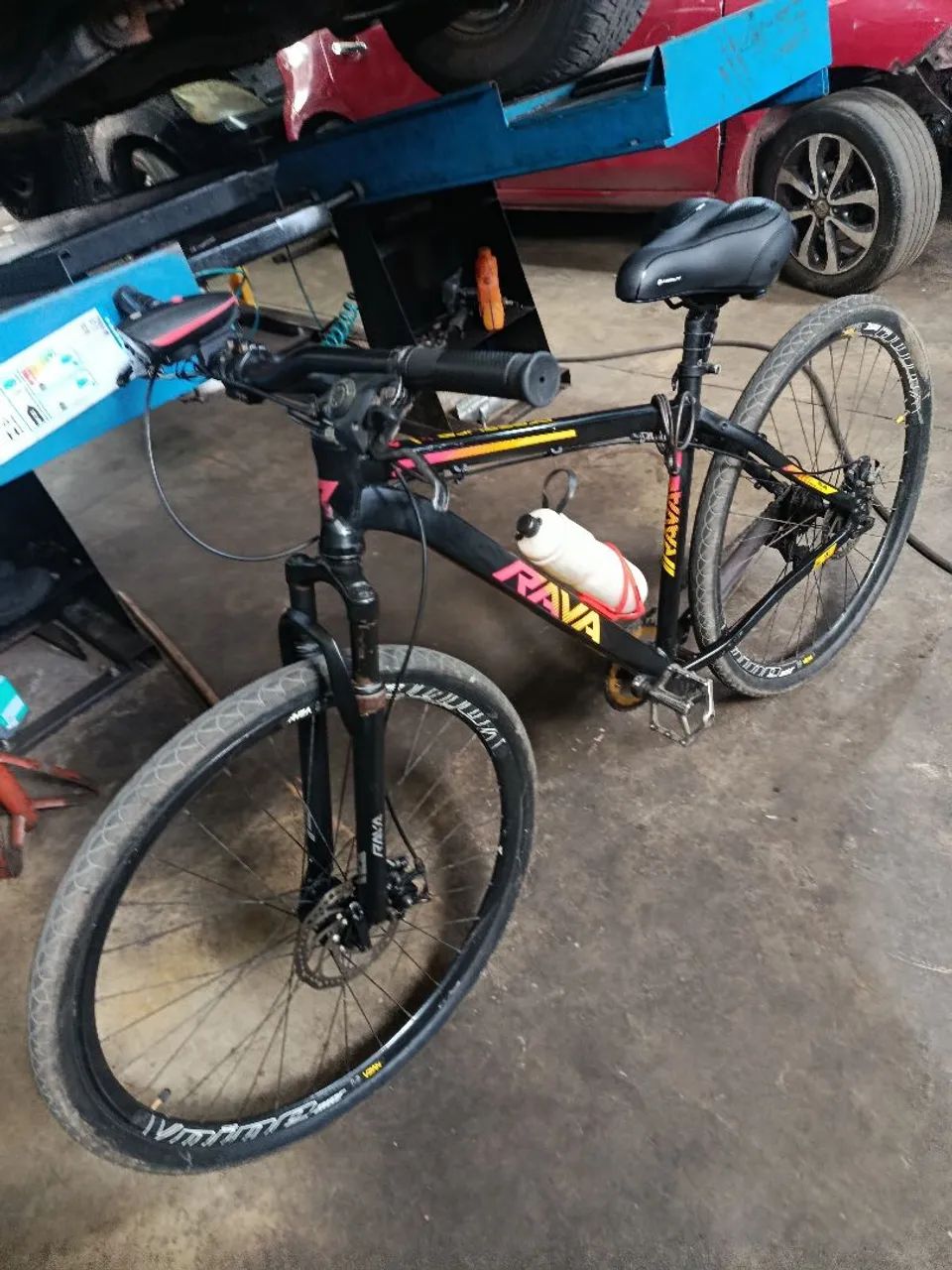 Bike semi nova  de alumínio 