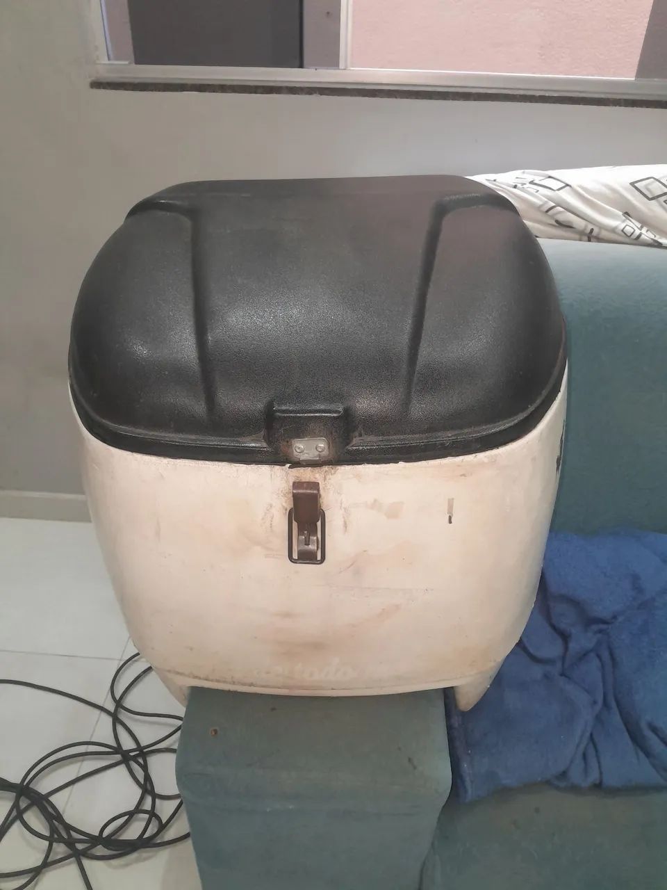 Vendo ou troco baú grande para moto. 