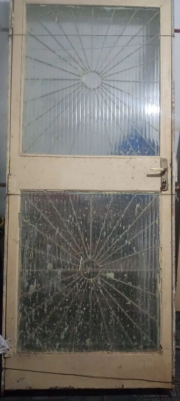 Porta de ferro com vidro e tranca