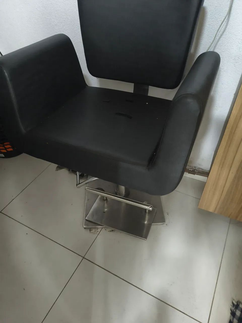Estou vendendo cadeira de cabeleireiro da marca haisan 