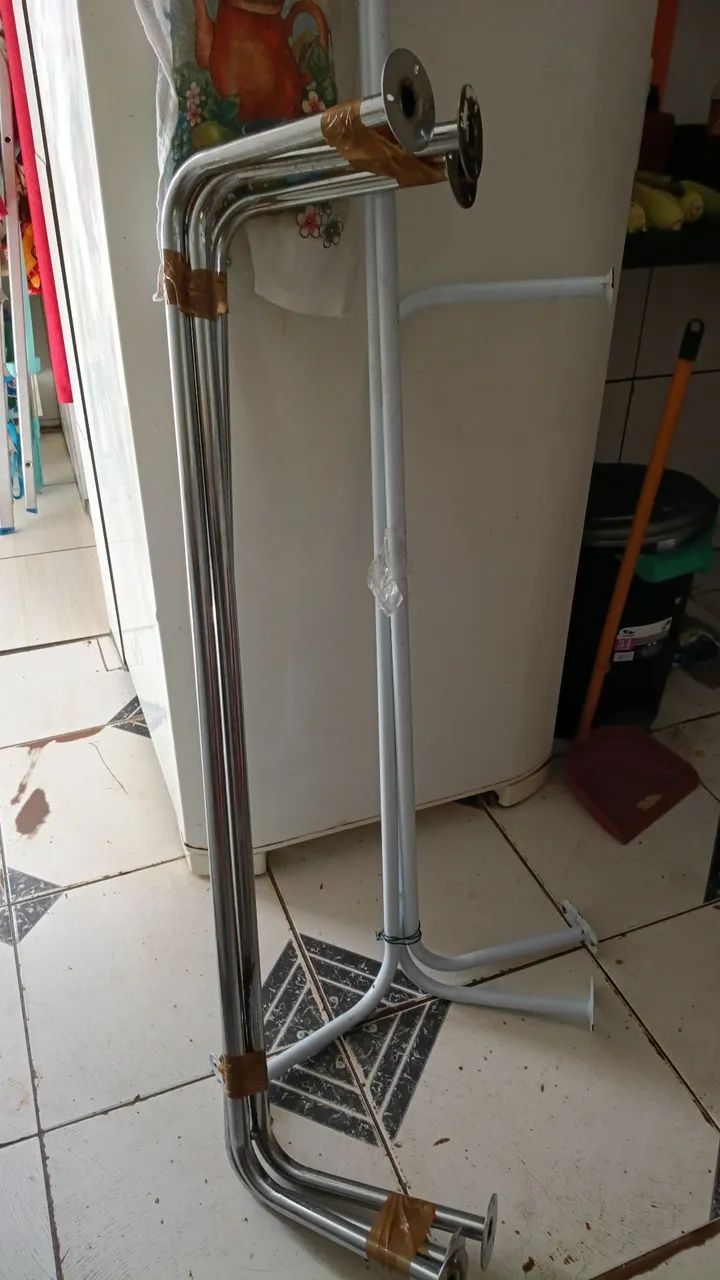 Vende-se araras de parede