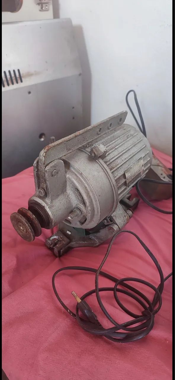 Retirada de peças -  uma máquina reta industrial e uma overloque  - Foto 3
