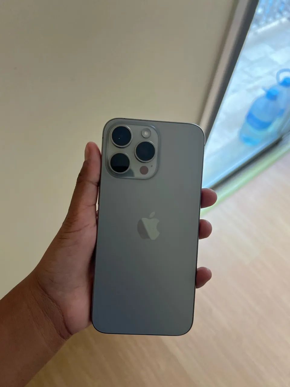 iPhone 15 Pro Max 256GB prata + Kit com 6 Capinhas Premium - Foto 4