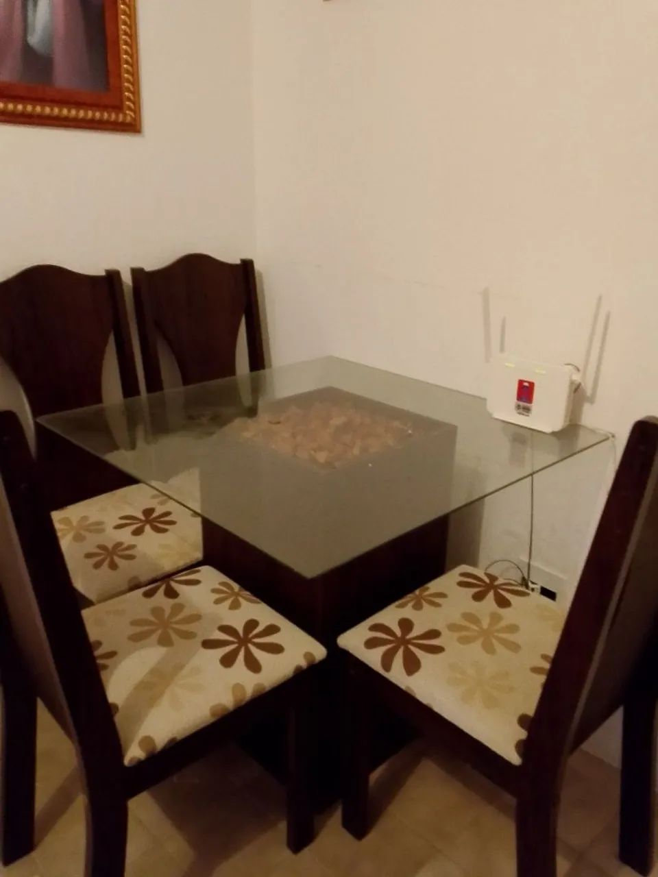 Mesa conservada com 4 cadeiras 