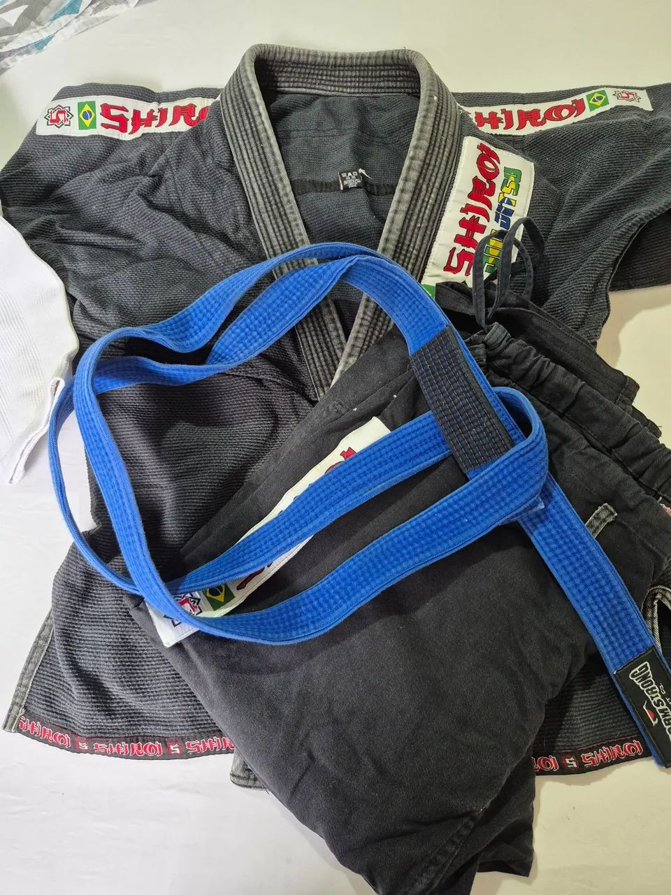 Vendo 2 kimono de jiu-jitsu  e luvas pra boxe 