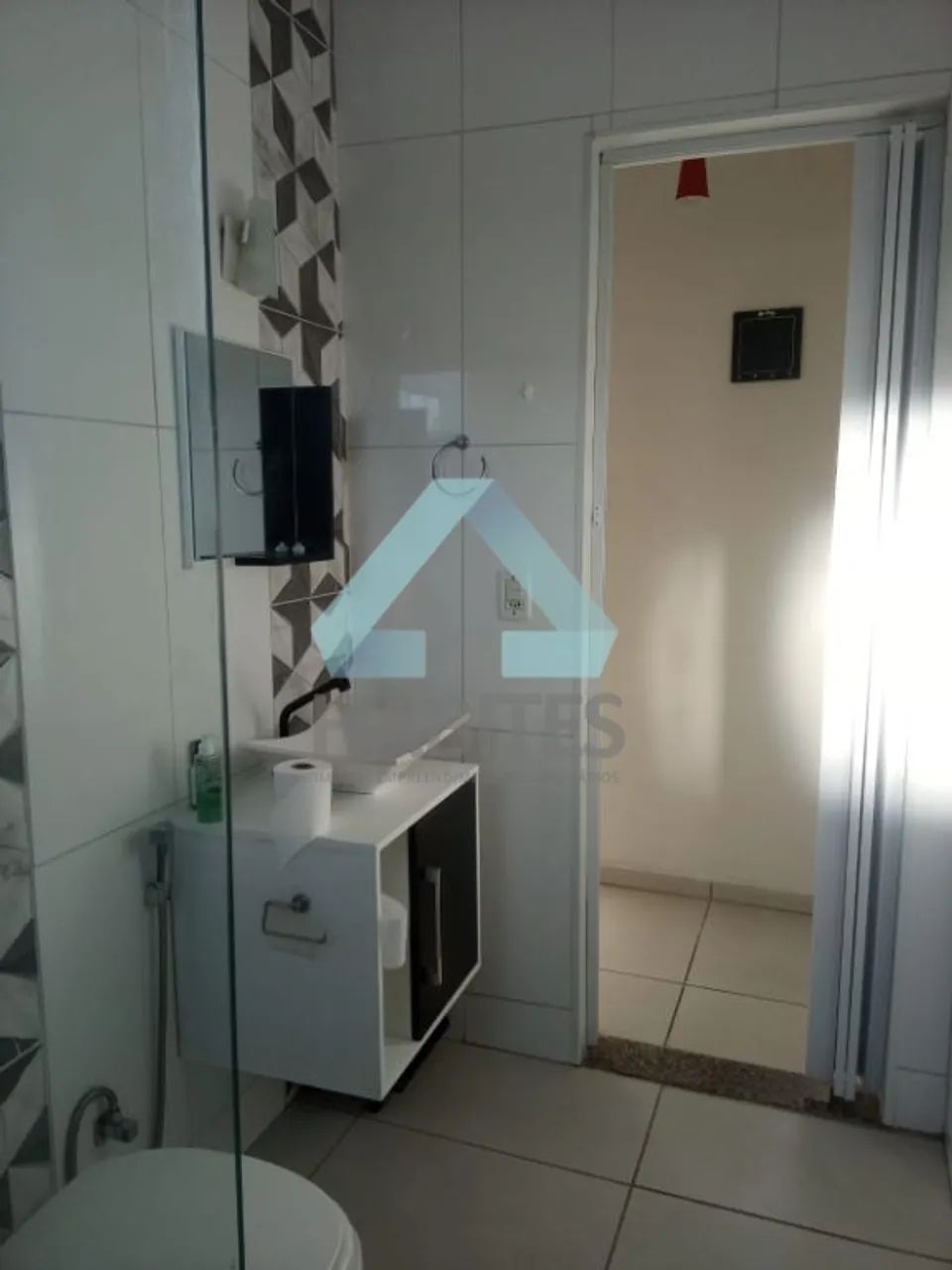 CASA COM 1 DORMITÓRIO, ÁREA COM CHURRASQUEIRA, 2 VAGAS DESCOBERTAS. - Foto 3