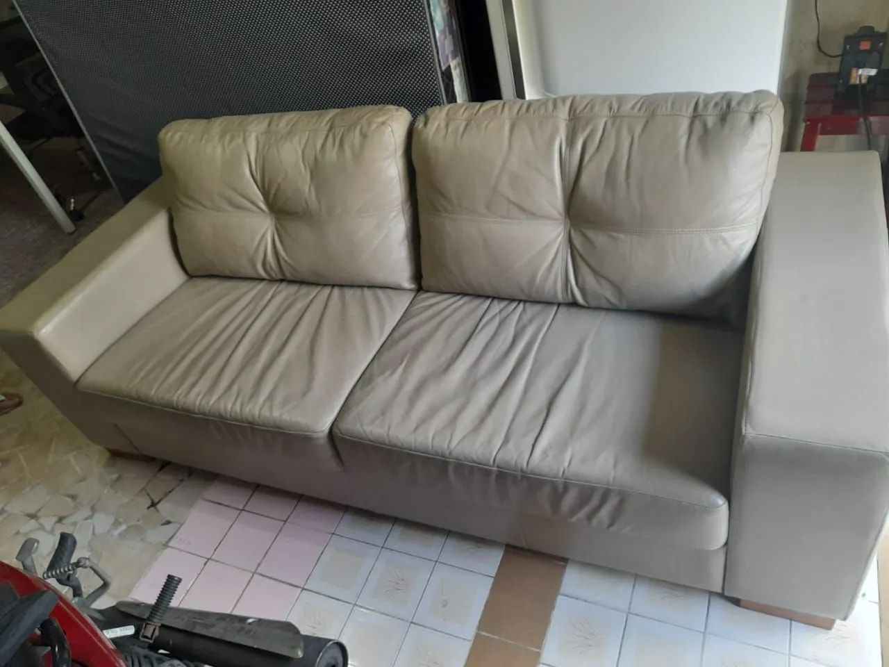 Vendo Sofá de 3 lugares couro legítimo 