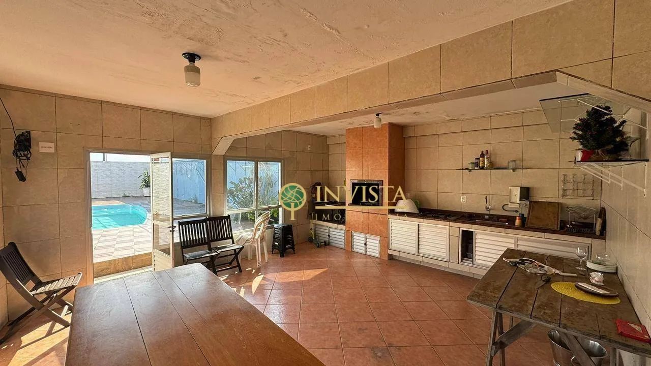 Casa pé na Areia para alugar com 3 quartos em Florianópolis.