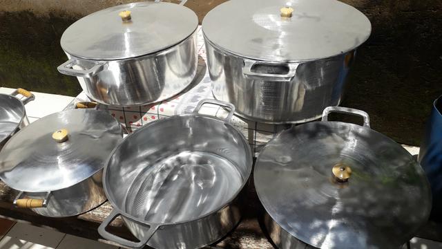 Panela GRANDE de alumínio batido