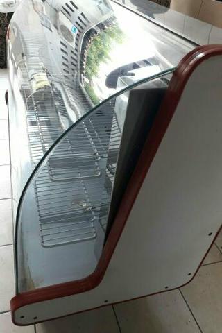 VENDO BALCÃO VITRINE REFRIG VIDRO CURVO, cor Branco com detalhes em vermelho! APROVEITE!
