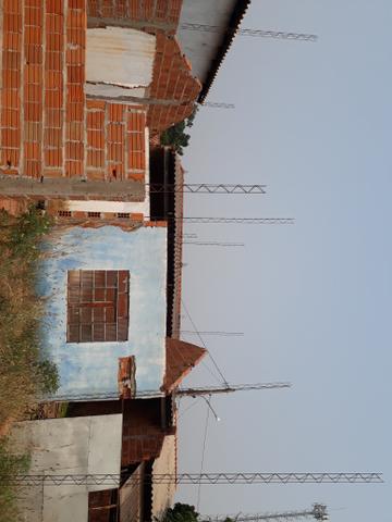 Vende-se terreno com casa em fase de construção.