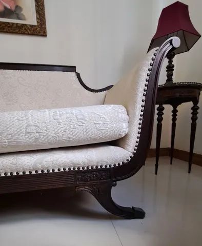 5 ITENS- CONJUNTO SALA LUIS XV - Sofá,  2 cadeiras, mesa de canto e mesa de centro - Foto 3