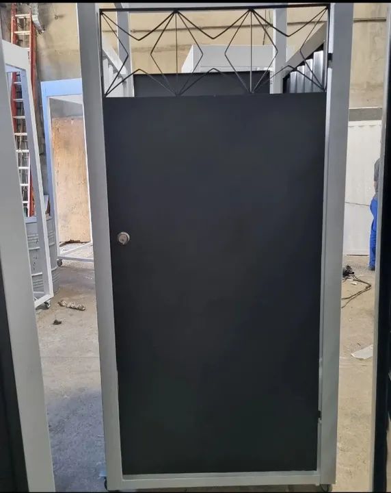 Fully enclosed or star-pattern social gate