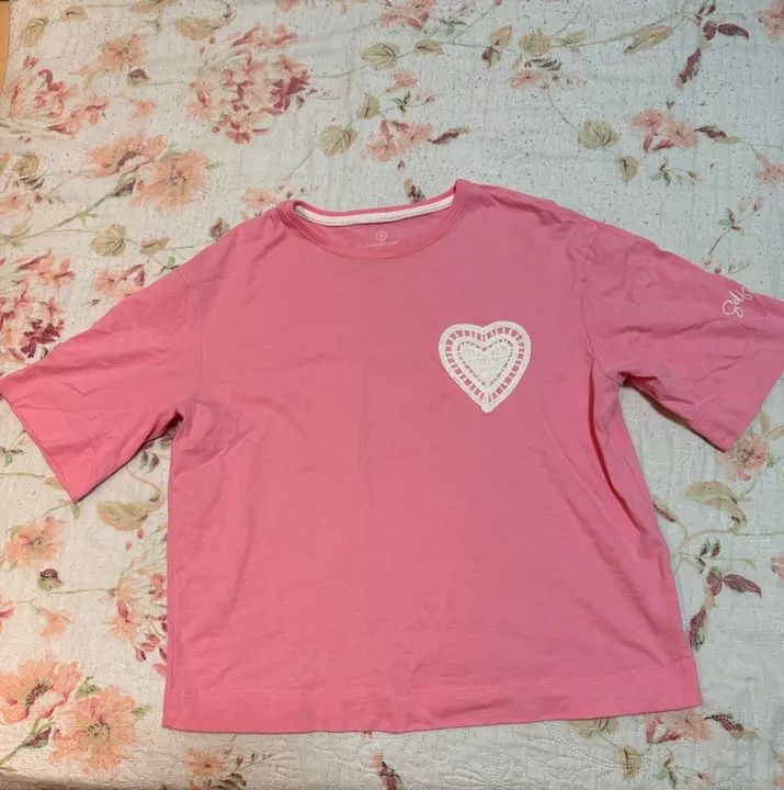 Camiseta rosa coração bordado