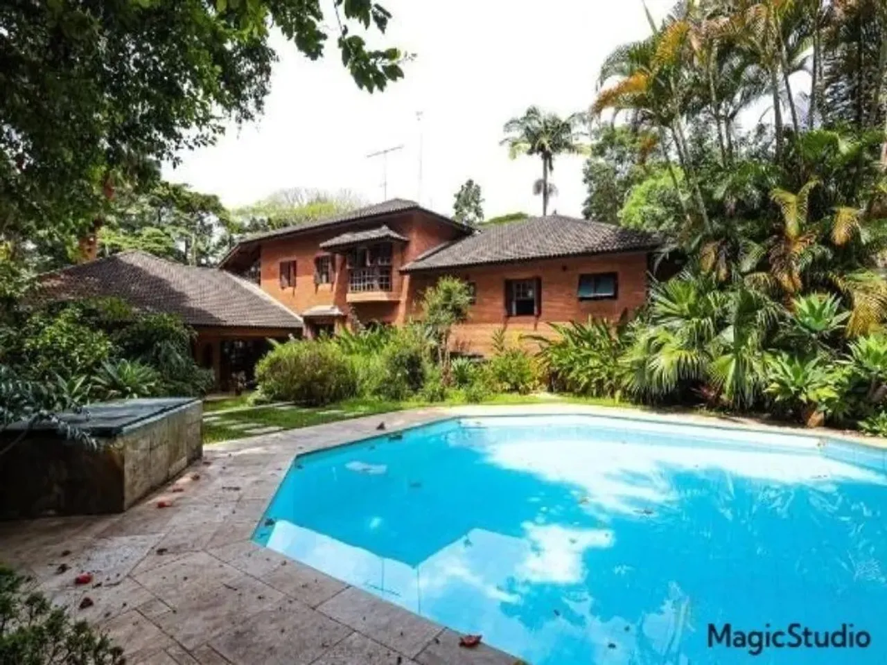 Sobrado à venda em Cotia - 5 dormitórios e piscina / SP