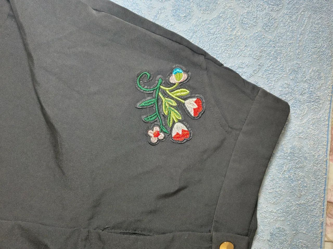 Short Preto com Bordado de Flores - Foto 2