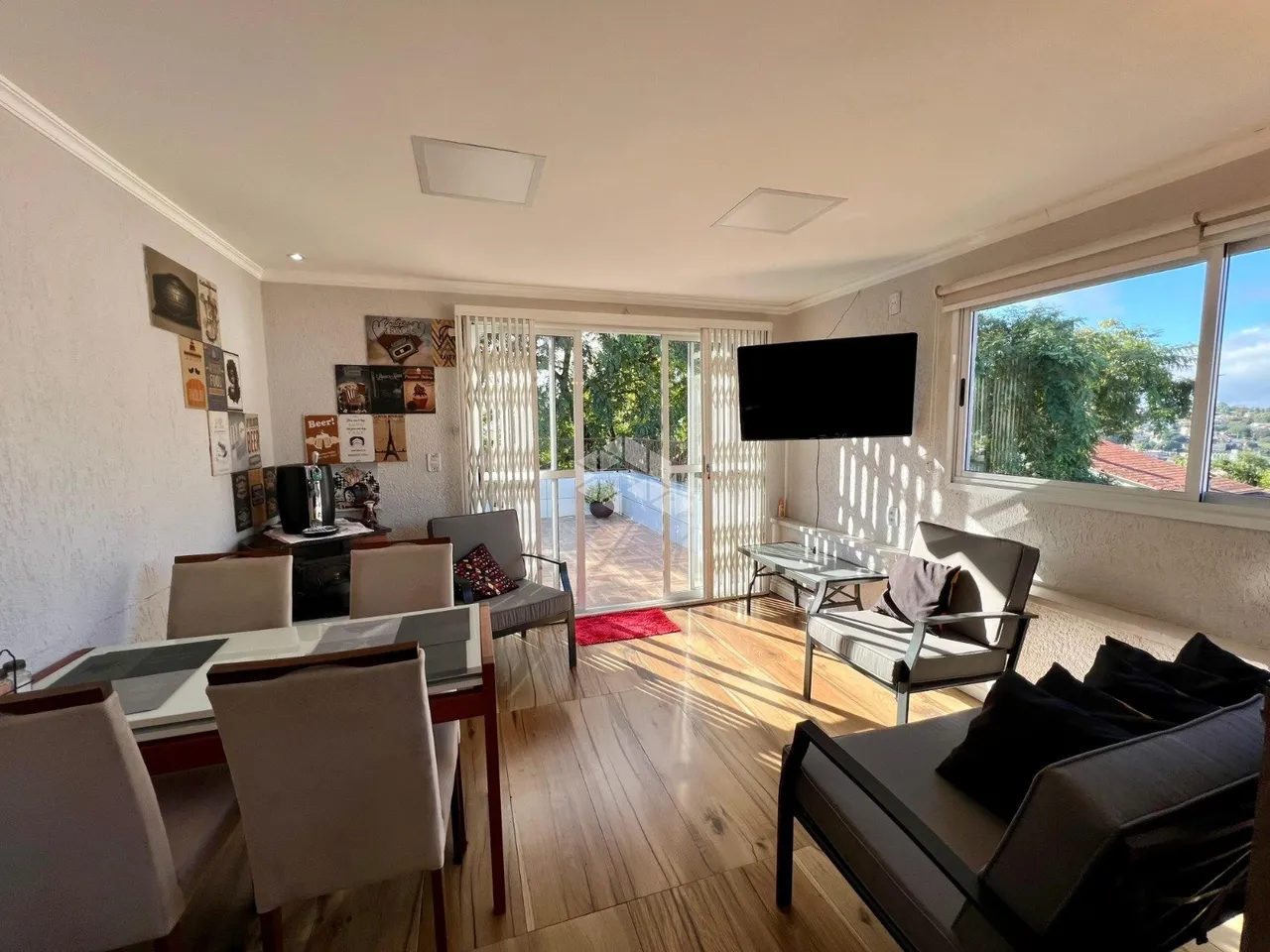 Diferenciada cobertura a venda em prédio tranquilo com apenas dois apartamentos por andar.
