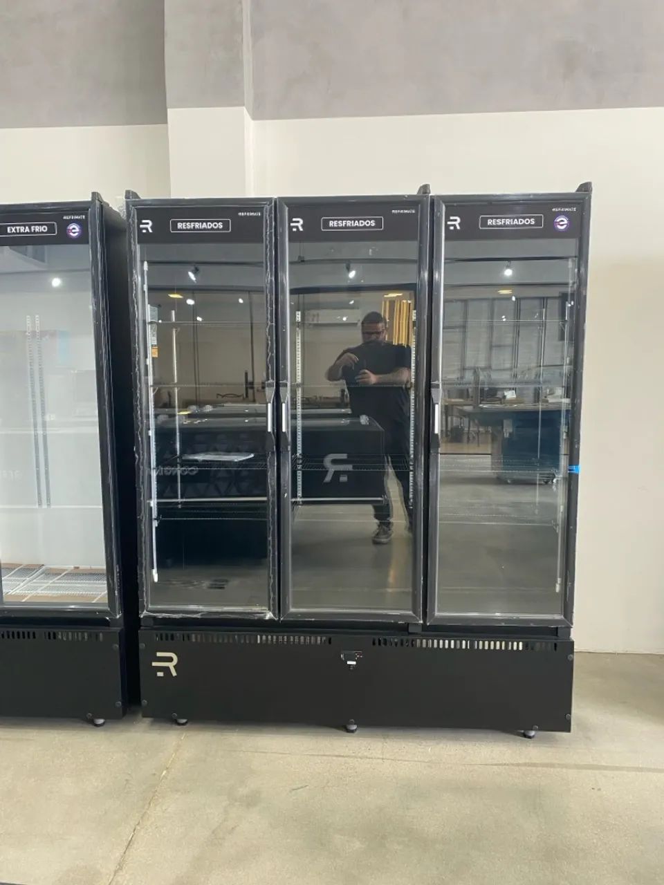 Expositor 3 portas - Refrigerados - Total black- equipamento novo 