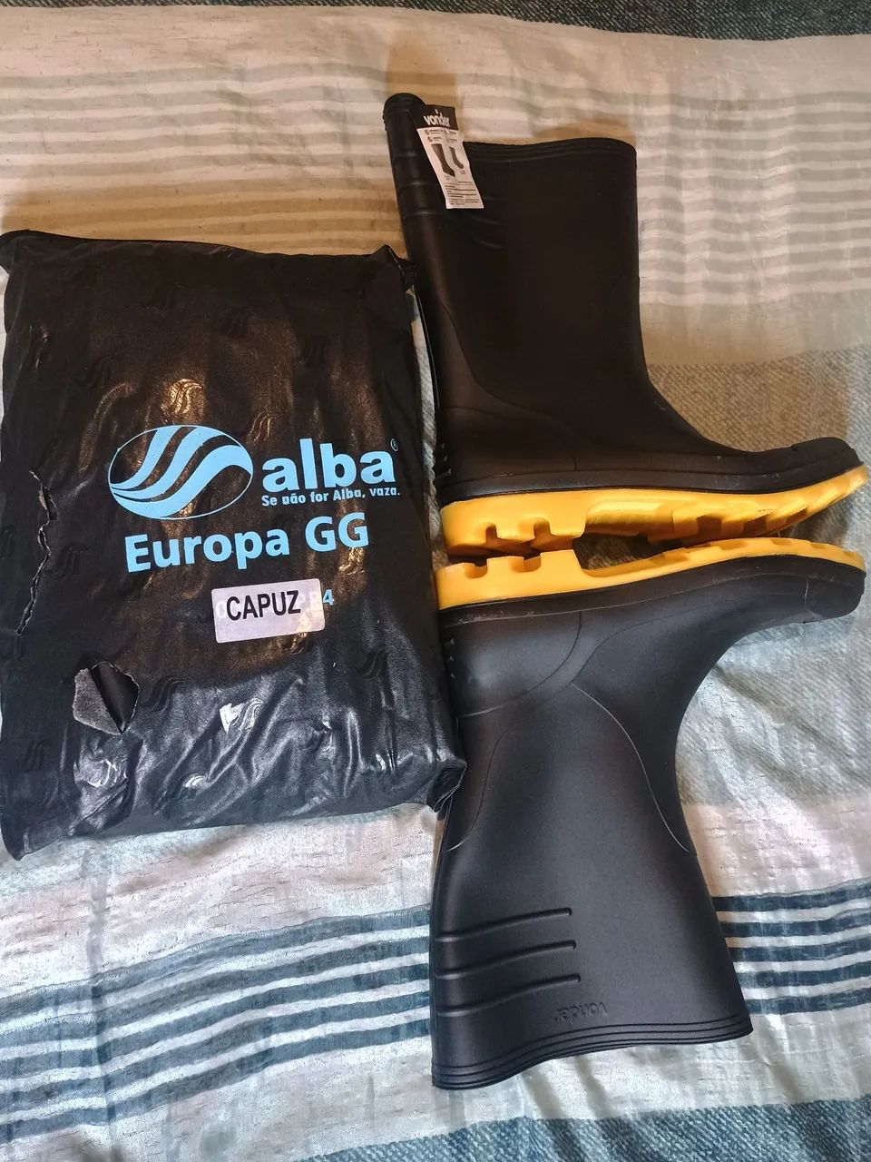 Bota para motoqueiro Wonder e uma capa de chuva da Alba com capuz. - Foto 2