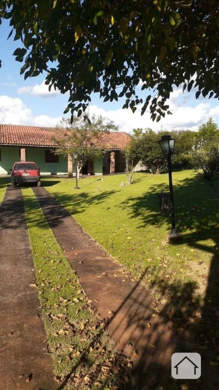 Uma bela chácara cercada com muito verde