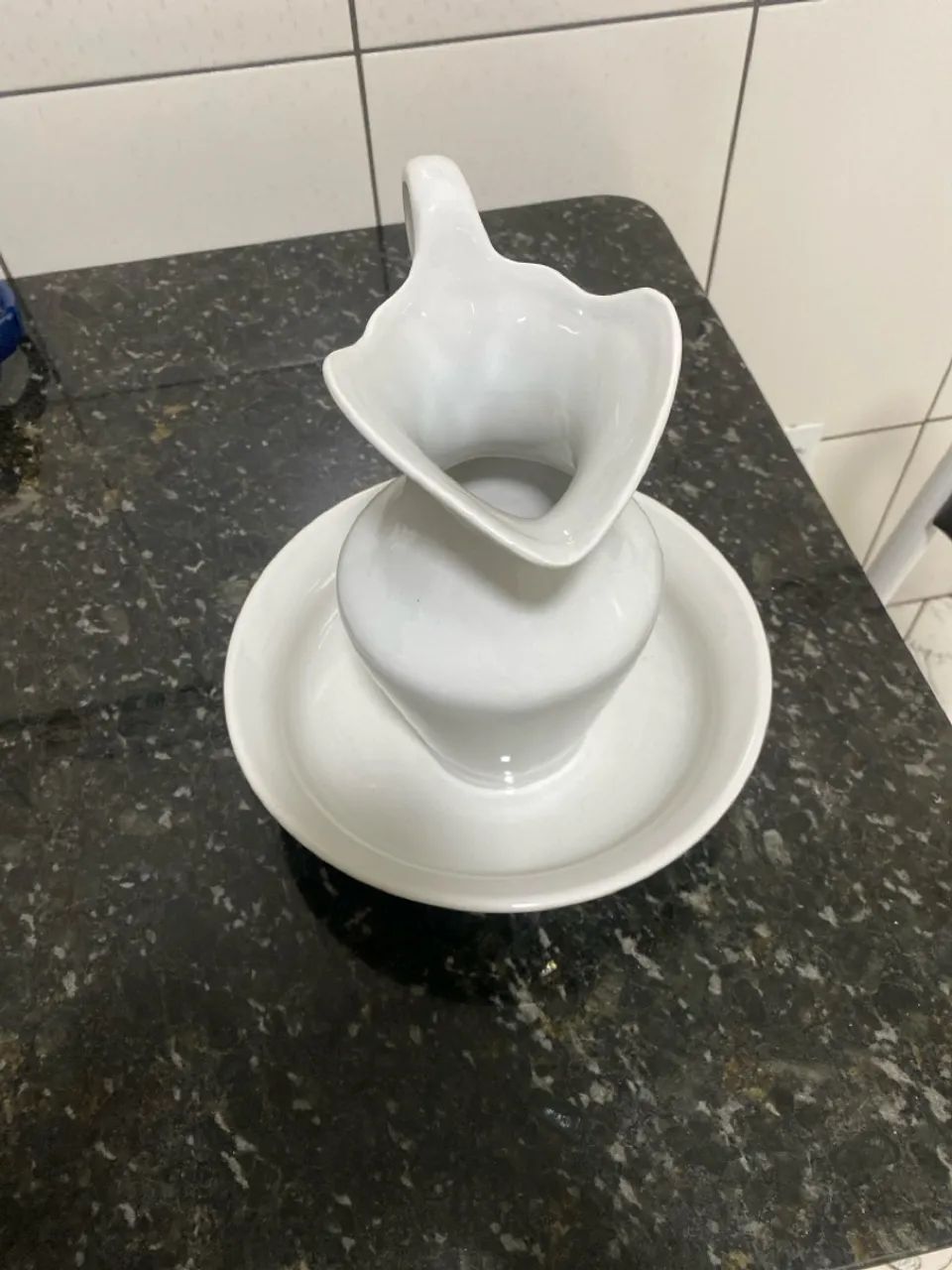 Jarra com Bacia de Porcelana Branca estilo Anfora - Foto 2