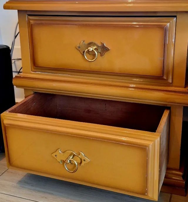 Mesa de cabeceira, gaveteiro muito espaçoso