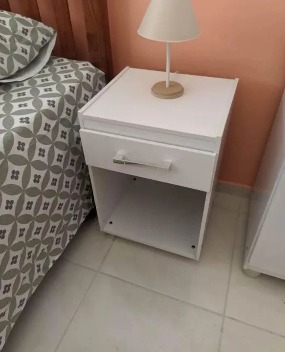 Mesa de Cabeceira Zacarias na cor branca toda no MDF 15 mm com 1 gaveta - Foto 2