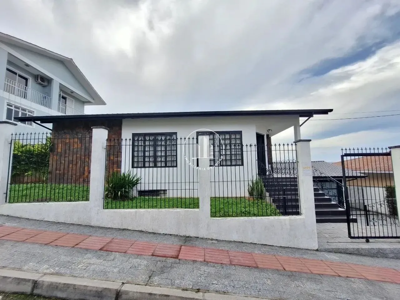 Casa 4 Quartos com 1 Suíte e 398m² - Centro