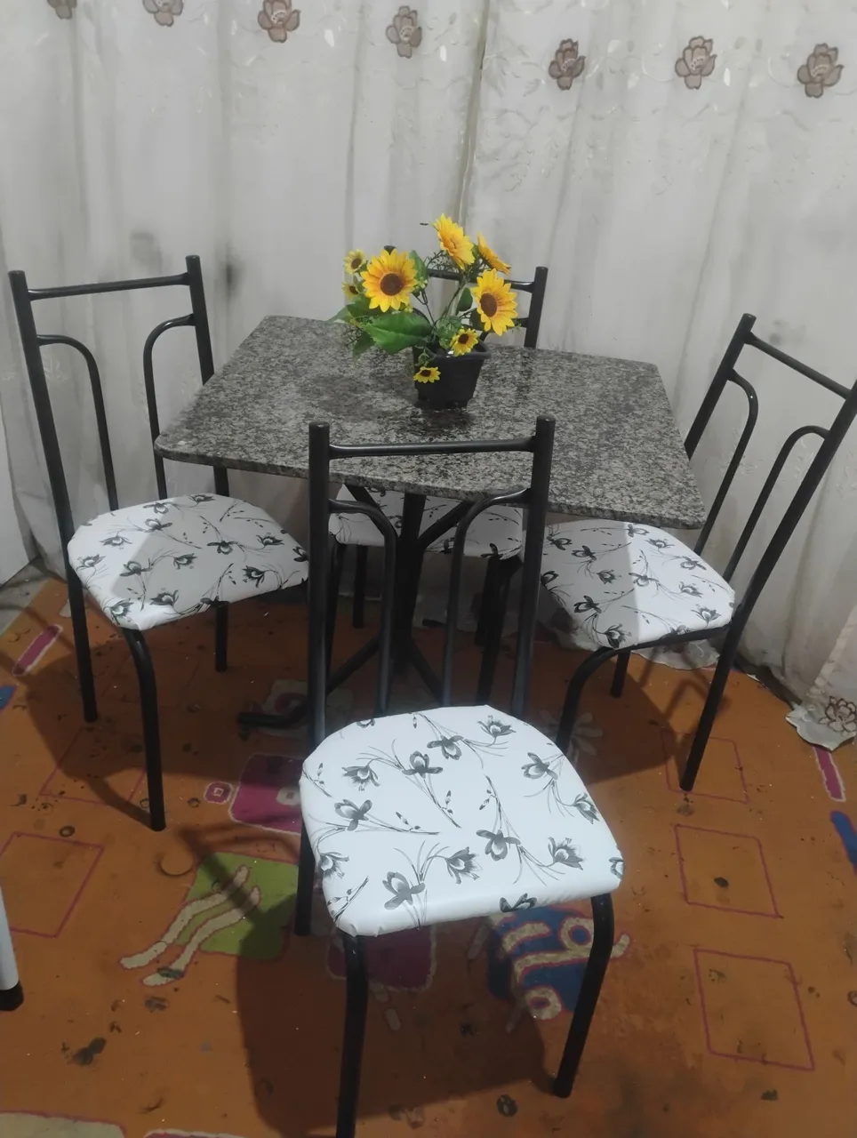 Conjunto de mesa e 4 cadeiras