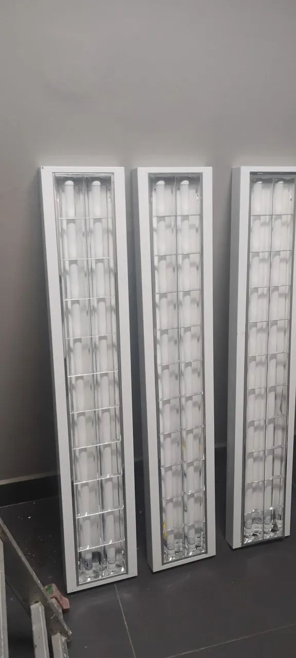 04 Luminária de sobrepor aletada para 2 lâmpadas TuboLED de 18W - 120cm - T8 - Foto 4