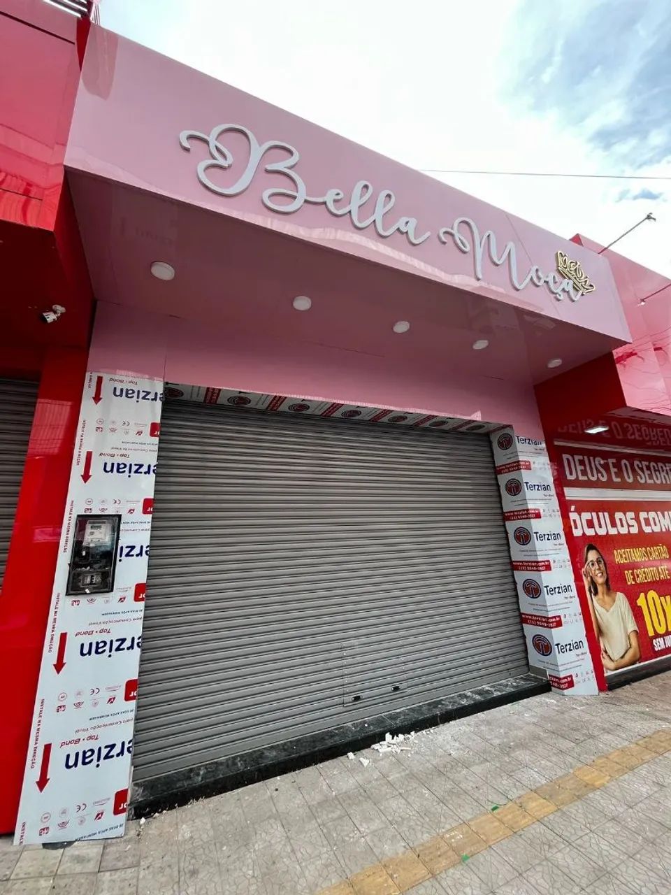 Fachada de Acm,letreiro e lona e adesivos 