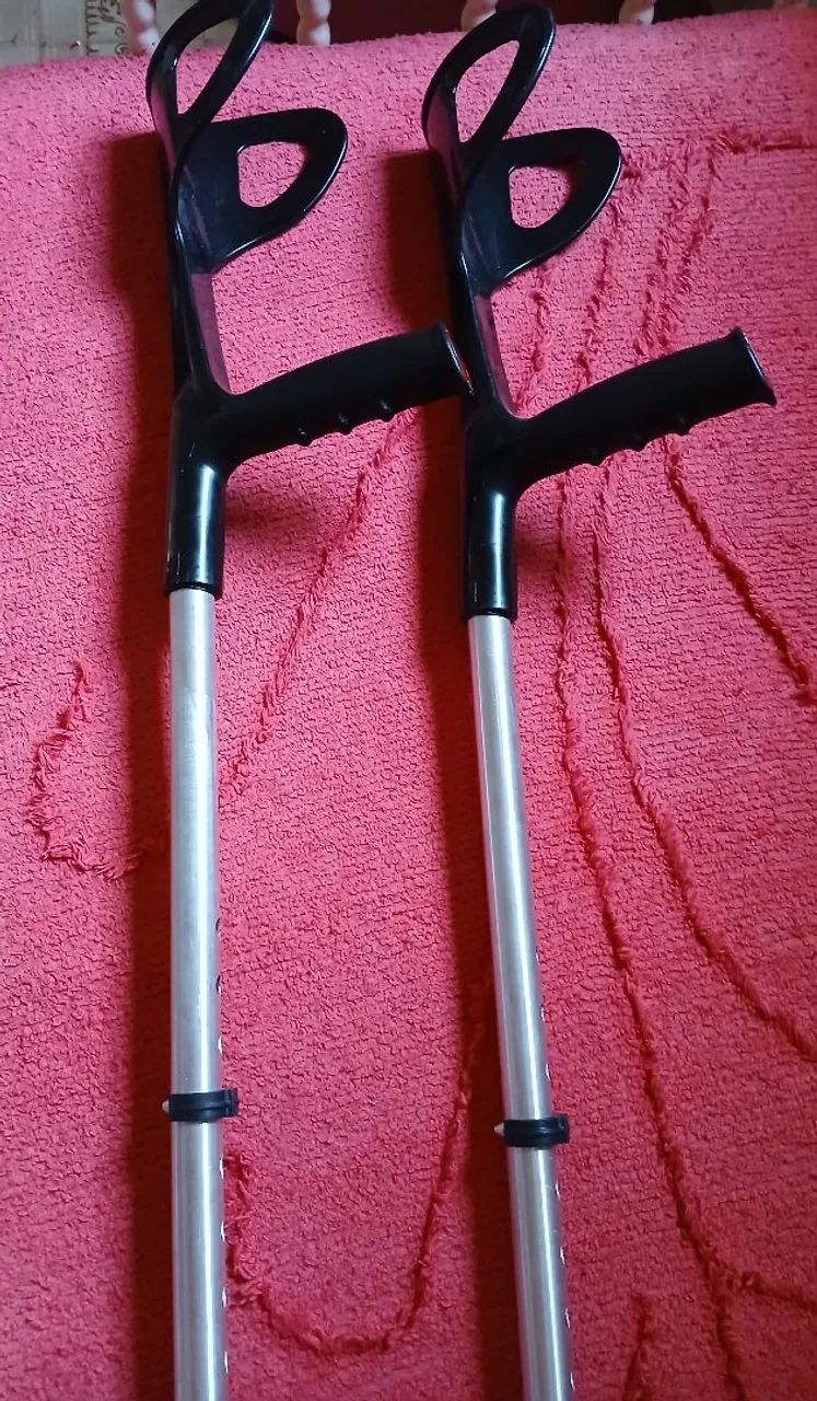 PAR DE MULETAS COM APOIO DO BRAÇO - Foto 2