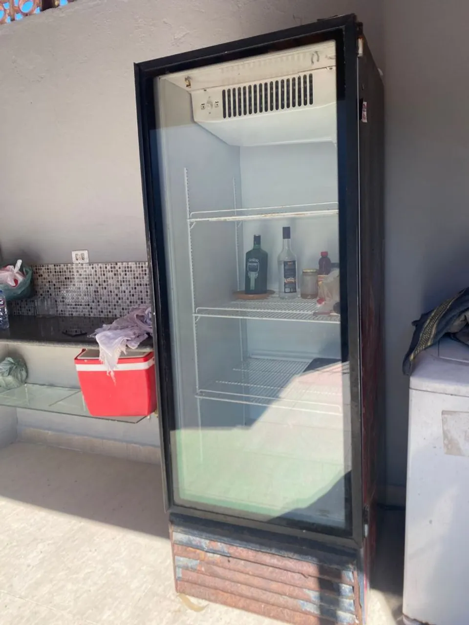 Geladeira Expositora com Porta de Vidro - Ideal para Bares e Lojas!