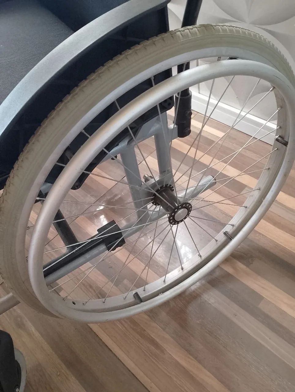 Cadeira de Rodas Taipu J3 prata/ alumínio  - Foto 4