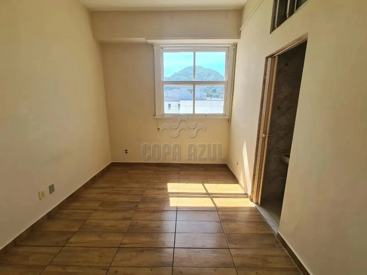 VENDO NO CATETE QUARTO E SALA BEM CONSERVADO.