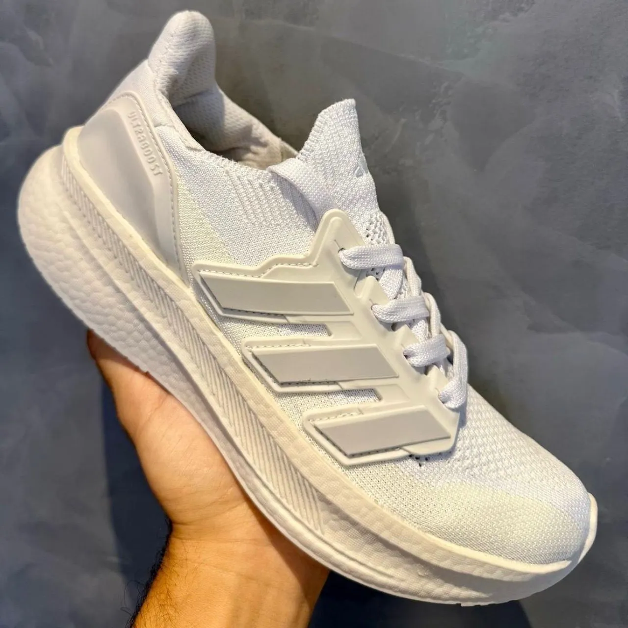 Tênis Adidas Ultraboost Branco - Conforto e Performance!