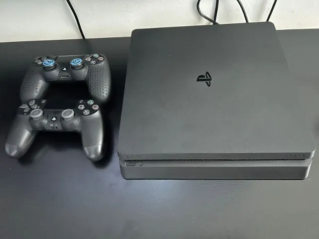 PS4 Slim - 1TB - 2 controles - Foto 4