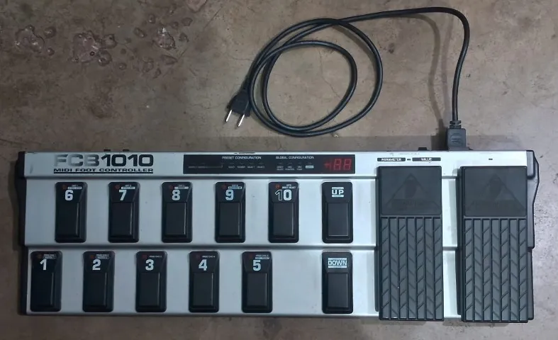 Pedaleira Behringer Midi Foot Controller Fcb1010 c/ cabo AC (Pronta-Entrega)