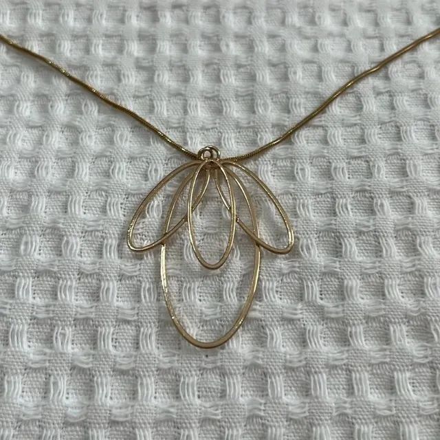 colar longo dourado 