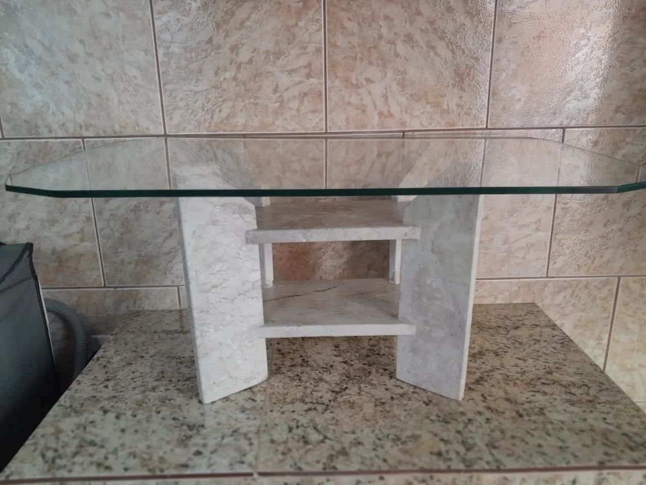 Rack de vidro com colunas de mármore e mesa de centro  - Foto 3