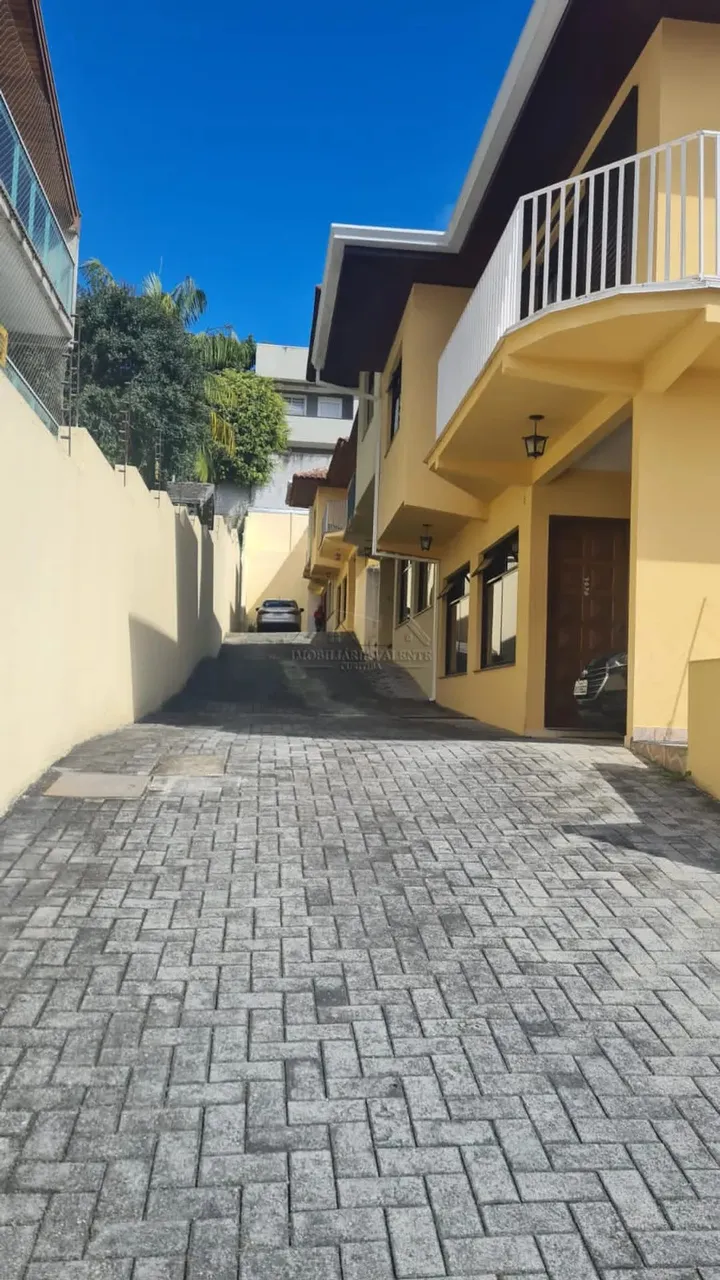 Sobrado elegante com 4 dormitórios, sendo 1 suíte com hidromassagem, área gourmet com chur