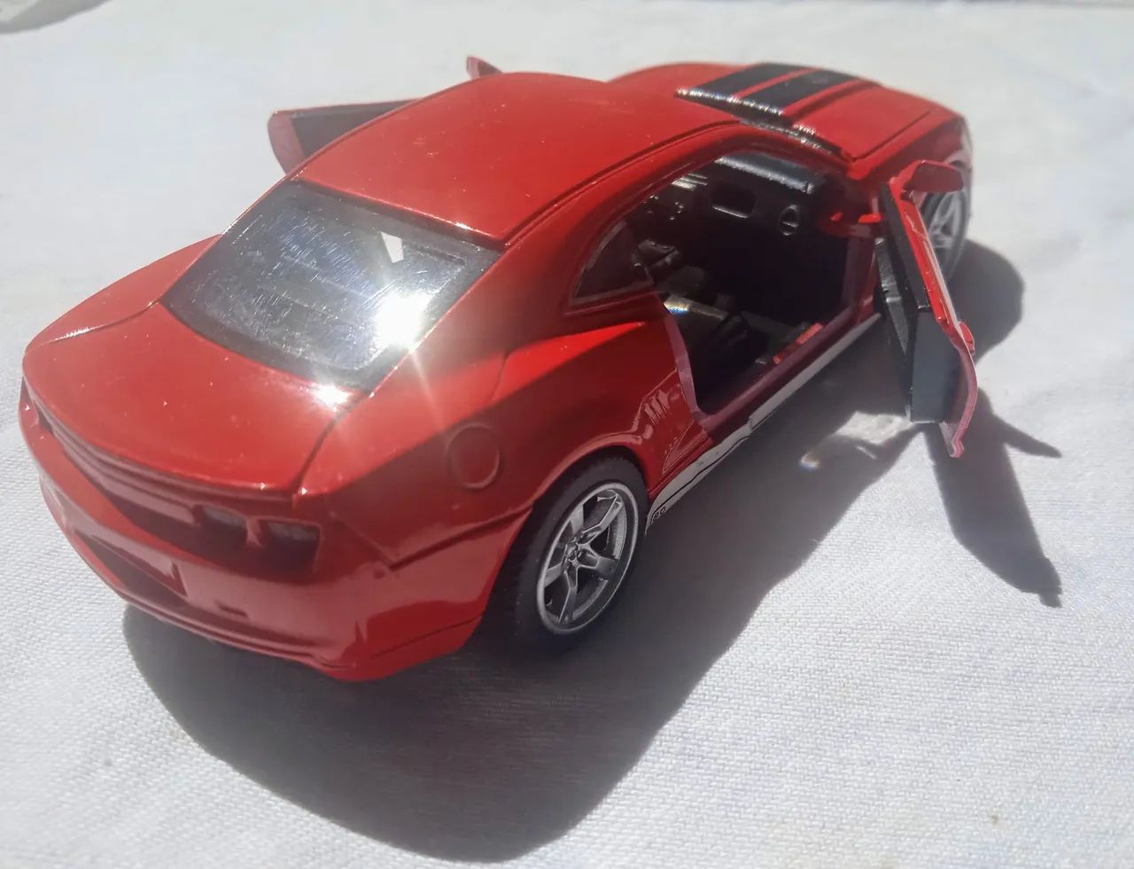 Miniatura Chevrolet Camaro Vermelho Lindo! Abre Portas - Foto 4