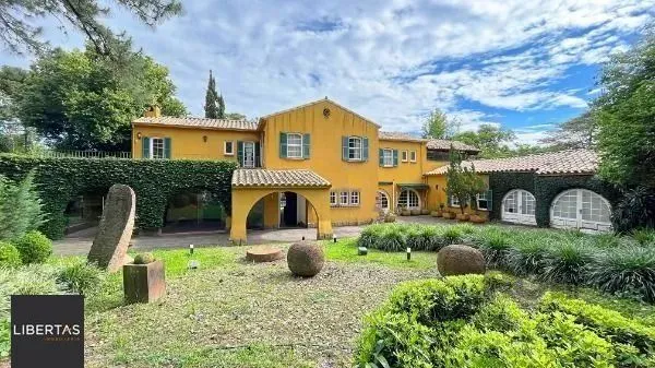 Casa em Porto Alegre, no bairro Pedra Redonda, com 7 dormitório(s), e 7 banheiros, à venda